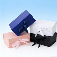 Scatola Regalo Rigida Personalizzabile per Scarpe e Abbigliamento, in Cartone Grigio Riciclabile, Laminazione Opaca, Chiusura con Nastro, Personalizzabile di Alta Qualità