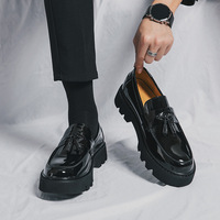 Zapatos de cuero de alta calidad para hombre, suela gruesa, aumento de altura, borlas, cierre sin cordones, patrón sólido, diseño puntiagudo, mocasines de invierno