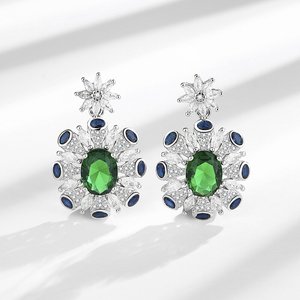 Fábrica 1 Envío TikTok estilo caliente damas regalo alto grado brillante Esmeralda diamante pendientes collar anillo tres piezas conjunto - Product Image 4