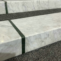 Marches et contremarches d'escalier préfabriquées antidérapantes en marbre blanc de Carrare rectangulaire