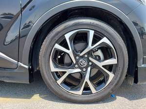 Pour SUV <span class=keywords><strong>hybride</strong></span> turbo <span class=keywords><strong>CH</strong></span>-<span class=keywords><strong>R</strong></span> avec intérieur foncé, pneus R17, sièges en cuir, conduite à gauche, boîte de vitesses automatique, caractéristiques économiques en termes de consommation de carburant - Product Image 4