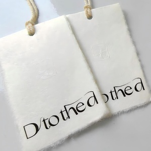 Etiquetas de Papel con Borde Desgarrado de Diseño Personalizado, Textura Especial, Papel de Algodón Artístico, Impresión de Etiquetas para Prendas - Product Image 1
