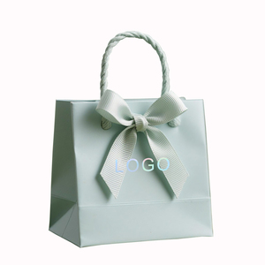 Sacs de shopping en papier personnalisés de luxe avec logo |   Emballage en papier d'art de qualité supérieure pour les cosmétiques et les vêtements |   Sacs cadeaux avec estampage doré - Product Image 6