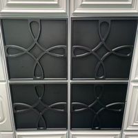 Modèle 3D moderne, imperméable, design géométrique noir pour plafond et mur d'hôtel, bureau, hôpital