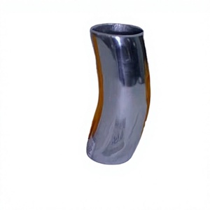 Vase à fleurs moderne en laiton et zinc, design incurvé, fait main, résistant à la rouille, pour décoration de mariage et d'événements - Product Image 1