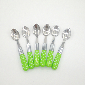Lot de 24 couverts en acier inoxydable avec manche en plastique à pois, comprenant cuillères, fourchettes et couteaux - Product Image 6