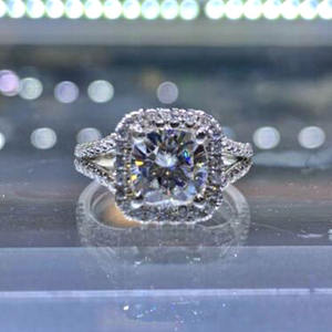 Anello da Donna F1492 in Oro Bianco con Diamante Naturale Taglio Cushion, Anello di Fidanzamento con Diamante Colore D e Design Halo - Product Image 2