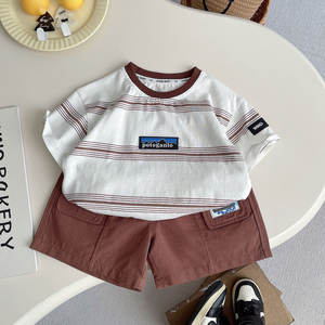 Nouvel ensemble d'été 2 pièces pour garçon 2026 : T-shirt <span class=keywords><strong>blanc</strong></span> rayé à col rond et manches courtes + short marron à empiècements - Product Image 1