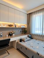 Tatami sur mesure de style nordique simple pour toute la maison, lit de rangement multifonctionnel pour petit appartement avec design baie vitrée