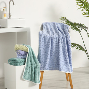Serviette de bain en polaire corail à motif diamant 70x140 cm, séchage rapide, absorbante, pour la plage et le fitness - Product Image 2