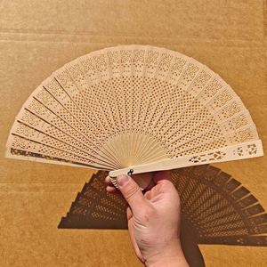 Éventail pliant personnalisé en bois de cerisier de 20 cm, fait main, style romantique, pour mariages, promotions, fêtes, parfumé, pour mariages - Product Image 4