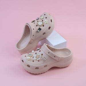 Sandales sabots blanches pour filles avec décorations de perles et fleurs, bout fermé, antidérapantes, semelle souple, chaussures de plage pour enfants, style été - Product Image 5