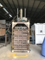 Máquina compresora de embalaje de plástico de papel de desecho de empacadora vertical
