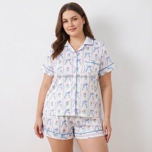 Pyjama <span class=keywords><strong>2</strong></span> pièces en tissu doux de qualité supérieure, taille <span class=keywords><strong>plus</strong></span>, manches courtes, haut à boutons, short, vêtements de nuit avec détails de passepoil bleu - Product Image 1