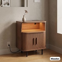 Table de chevet moderne du milieu du siècle en noyer avec station de charge, lampe LED et portes de grange cannelées, table de nuit en bois pour chambre à coucher