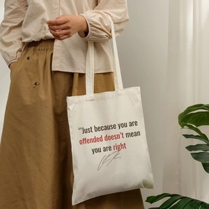 Borsa tote in tela riutilizzabile con stampa della citazione: Solo perché sei offeso non significa che tu abbia ragione - Borsa a tracolla per la spesa - Product Image 4