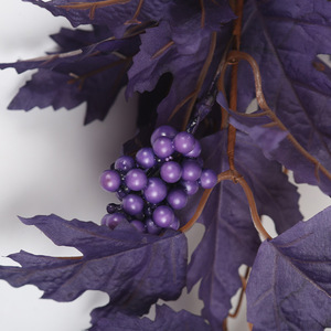 Guirlandes artificielles d'érable violet simulées pour Halloween avec décorations de baies, pour créer une ambiance de bar ou de salle d'évasion - Product Image 2