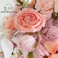 Arrangement floral artificiel de roses corail pêche personnalisé avec vase sur piédestal pour décoration d'arche de mariage