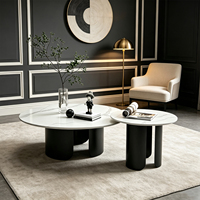 Ensemble de table basse en marbre beige avec structure en métal, matériaux durables et modernes, pour salon