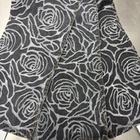 Tissu denim brûlé à motif floral rose tendance pour jeans, vestes, robes et vêtements féminins