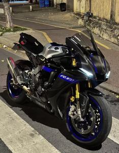 <span class=keywords><strong>Yamaha</strong></span> <span class=keywords><strong>R1</strong></span>: 998cc Motor de Cuatro Cilindros <span class=keywords><strong>en</strong></span> Línea + Control de Tracción, Superbike Icónica para Entusiastas del Rendimiento - Product Image 3