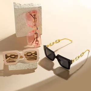<span class=keywords><strong>Gafas</strong></span> <span class=keywords><strong>de</strong></span> <span class=keywords><strong>Sol</strong></span> Cuadradas <span class=keywords><strong>de</strong></span> Moda <span class=keywords><strong>Baratas</strong></span> con Cadena, Anti-UV, <span class=keywords><strong>de</strong></span> Alta Calidad, Clásicas, Retro, con Marco Cuadrado y Cadena para <span class=keywords><strong>Mujer</strong></span> - Product Image 5