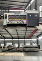 Machine d'impression, de rainurage et de découpe flexographique pour carton ondulé avec vernissage et séchage à l'encre aqueuse