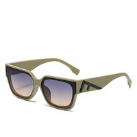 Lunettes de soleil carrées pour femmes, style européen et américain, avec lettre F, UV400 non polarisées, Nouveauté 2026, style rétro pour le street style