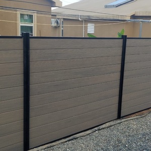Lames de clôture en WPC co-extrudé <span class=keywords><strong>anti</strong></span>-eau, clôture composite en WPC à grain de <span class=keywords><strong>bois</strong></span> pour la décoration extérieure des jardins - Product Image 1