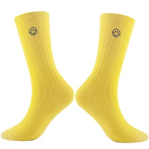 Kaus kaki atletik desain kustom pemuda kuning kaus kaki teks logo kustom dengan tag