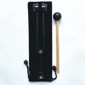 ชุดส้อมเสียงปรับจูนแบบถ่วงน้ำหนัก OM 136.1Hz สีดำ ทำจากอะลูมิเนียม สำหรับบำบัด พร้อมฐานยางป้องกัน กระเป๋าเก็บ และไม้ตี - Product Image 5