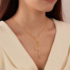 Cadena de acero inoxidable con colgante de serpiente para mujer, accesorios de PVD de 18K impermeables de moda en el cuello, joyería femenina de moda - Product Image 2