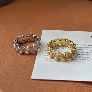 Bague en argent pur S925, bijoux vintage, incrustation de bord de jupe, texture plissée 18K, luxe léger et design simple et doux, niche - Product Image 1