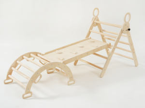 مجموعة التسلق الخشبي للأطفال الخشبية لتدريبات الصالة الرياضية للأطفال مصممة على شكل مثلث الغابة مع منحدر مقوس وتسلق متأرجح - Product Image 2