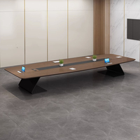 Grand bureau de travail moderne et ensemble de chaises, table de conférence simple et élégante pour la formation en salle de conférence