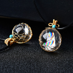 Venta al por mayor <span class=keywords><strong>Natura</strong></span> piedras curativas Arco Iris luz <span class=keywords><strong>Bola</strong></span> <span class=keywords><strong>de</strong></span> cuarzo transparente seda dorada malla tejida colgante collar <span class=keywords><strong>de</strong></span> cristal - Product Image 4