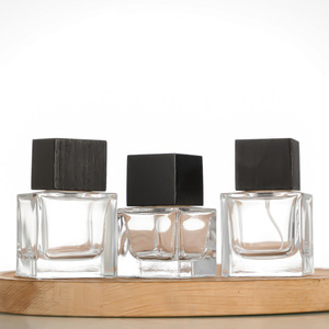 Flacon de parfum carré transparent en verre de 30 ml, vide, avec atomiseur à col serti et bouchon en bois de hêtre noir - Product Image 3