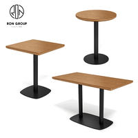 Ensemble table et chaises en rotin design moderne, siège de stand luxueux pour les restaurants.