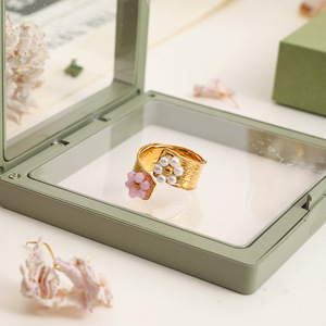 Anillo de perlas para mujer con diseño de flor dorada y engaste de bisel para uso diario - Product Image 2