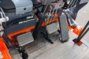 Chariots élévateurs diesel CE 1T/2T/3T pour entrepôt/usage rural, haute qualité, quatre roues motrices, pneus pleins, adaptés aux terrains difficiles. - Product Image 4