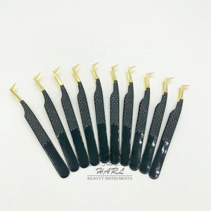 Pince à épiler HARL Beauty Instruments en acier inoxydable noir et or avec embout lisse de 11 mm pour extensions de cils et sourcils - Product Image 3