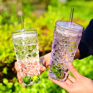 Tazza in Vetro con Coperchio e Cannuccia, Resistente al Calore, 600ml, Grande Capacità, Lavabile in Lavastoviglie, Adatta al Microonde, Design Moderno, Tazza per Tè al Latte, Pesci Colorati - Product Image 1