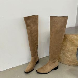 รองเท้าบูทแฟชั่นดีไซน์หรู นำเข้าหนังลูกวัว หัวเข็มขัดแบบ Horse Bit ส้นเหลี่ยม รองเท้าบูทแบบแบนสำหรับฤดูใบไม้ร่วงและฤดูหนาว - Product Image 3