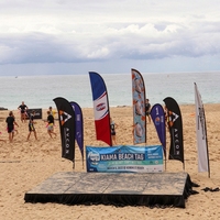 Drapeaux publicitaires personnalisés en polyester imprimés par sublimation avec logo, tailles ajustables pour entreprises