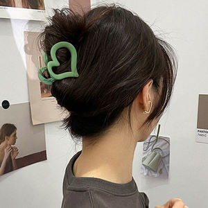 Pinces à cheveux en plastique avec petit cœur nordique pince à cheveux de requin 6.5cm pinces creuses givrées de couleur unie pinces pour filles pinces à cheveux pour femmes - Product Image 3