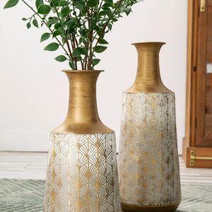 Elegante Florero de Metal Hecho a Mano con Acabado Resistente a la Corrosión, Duradero para Uso en Interiores/Exteriores, Hecho en India - Product Image 5