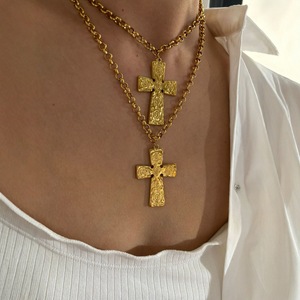 Collier YF8266 rétro en forme de croix, de crocodile et de cœur, personnalité féminine, plaqué or 18 carats, acier inoxydable imperméable - Product Image 3