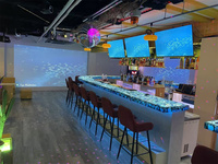Comptoir de bar en pierre naturelle semi-précieuse rétro-éclairé translucide en agate bleue pour salle à manger de pub personnalisable