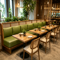 Ensemble de banquettes et tables de restaurant de qualité commerciale en velours, avec chaises de salle à manger