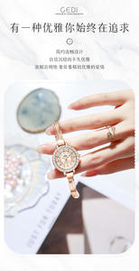 นาฬิกาข้อมือผู้หญิงสไตล์เรโทรสุดหรู ประดับพู่ห้อย ดีไซน์คริสต์มาส รุ่นควอตซ์ ขนาดกะทัดรัด - Product Image 5